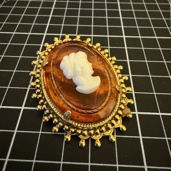 Elegant Gold and Brown Cameo Brooch - Picture 5 of 10